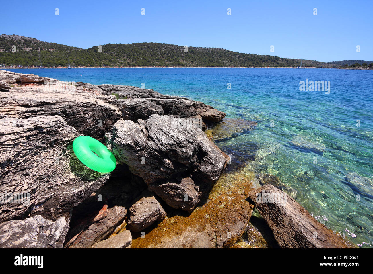 Croatie - paysage de la côte de Dalmatie. Plage de l'île de Murter - Mer Adriatique. Banque D'Images
