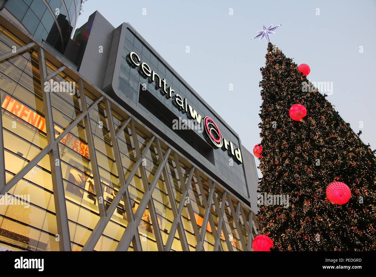 BANGKOK, THAÏLANDE - 24 décembre 2013 : centre commercial Central World de Bangkok. Avec plus de 2 millions de pieds carrés, c'est le 6e grand Banque D'Images