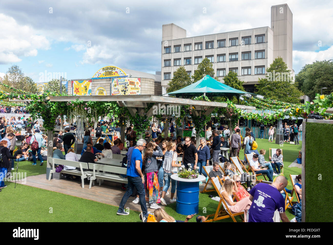 Les visiteurs au Edinburgh Festival Fringe, de détente dans le menu local buvette géré par Achille dans Bristo Square, Édimbourg. Pleasance Dome en zone Banque D'Images