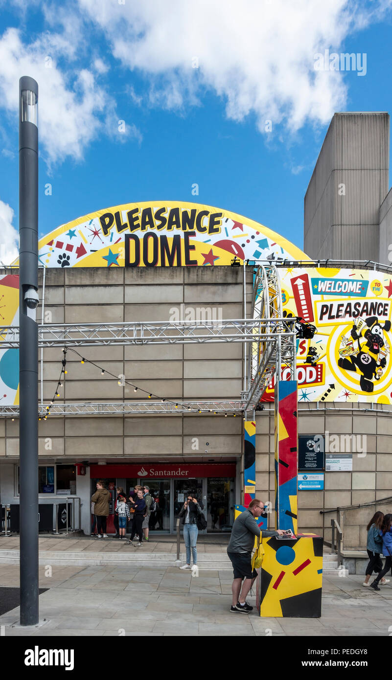 Les gens faisant la queue pour utiliser un distributeur automatique de Santander à l'extérieur du dôme, un Pleasance Edinburgh Festival Fringe lieu d'exposition à Bristow Square dans le centre-ville. Banque D'Images