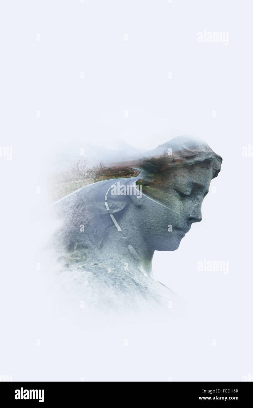 Un chiffre effrayant d'un homme marchant le long d'une voie de pays, avec un look désaturées. Banque D'Images