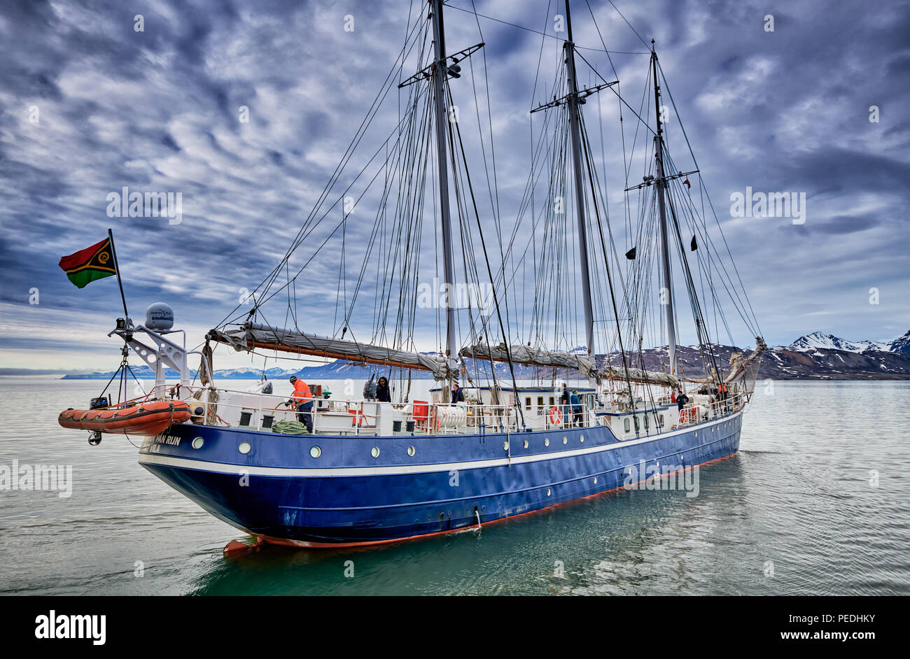 Sailship 'Rembrandt van Rijn" quitte le port de Ny-Ålesund, Svalbard, Spitzberg ou l'Europe Banque D'Images