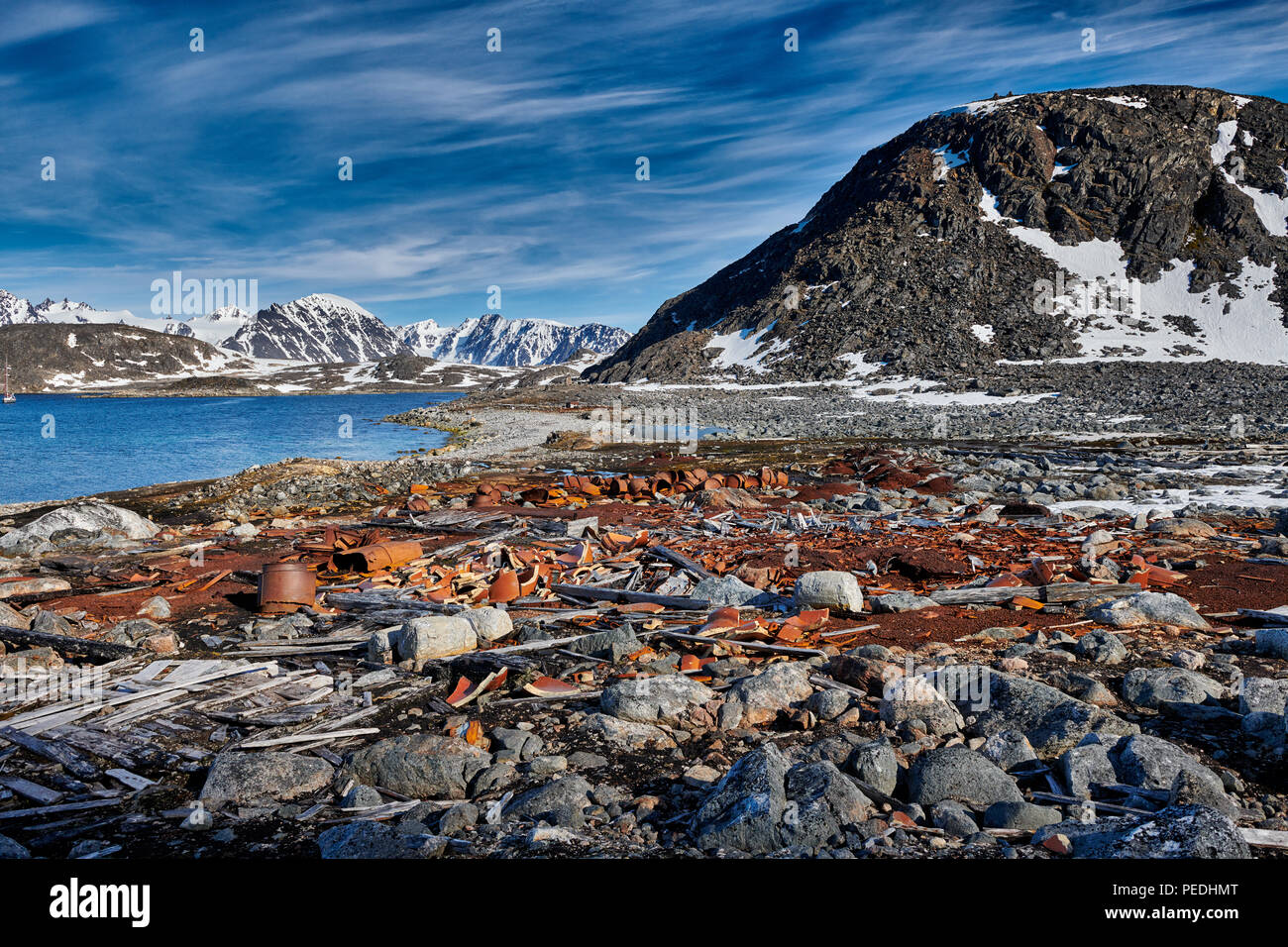 Vestiges rouillés sur site historique de Virgohamna, Svalbard, Spitzberg ou l'Europe Banque D'Images