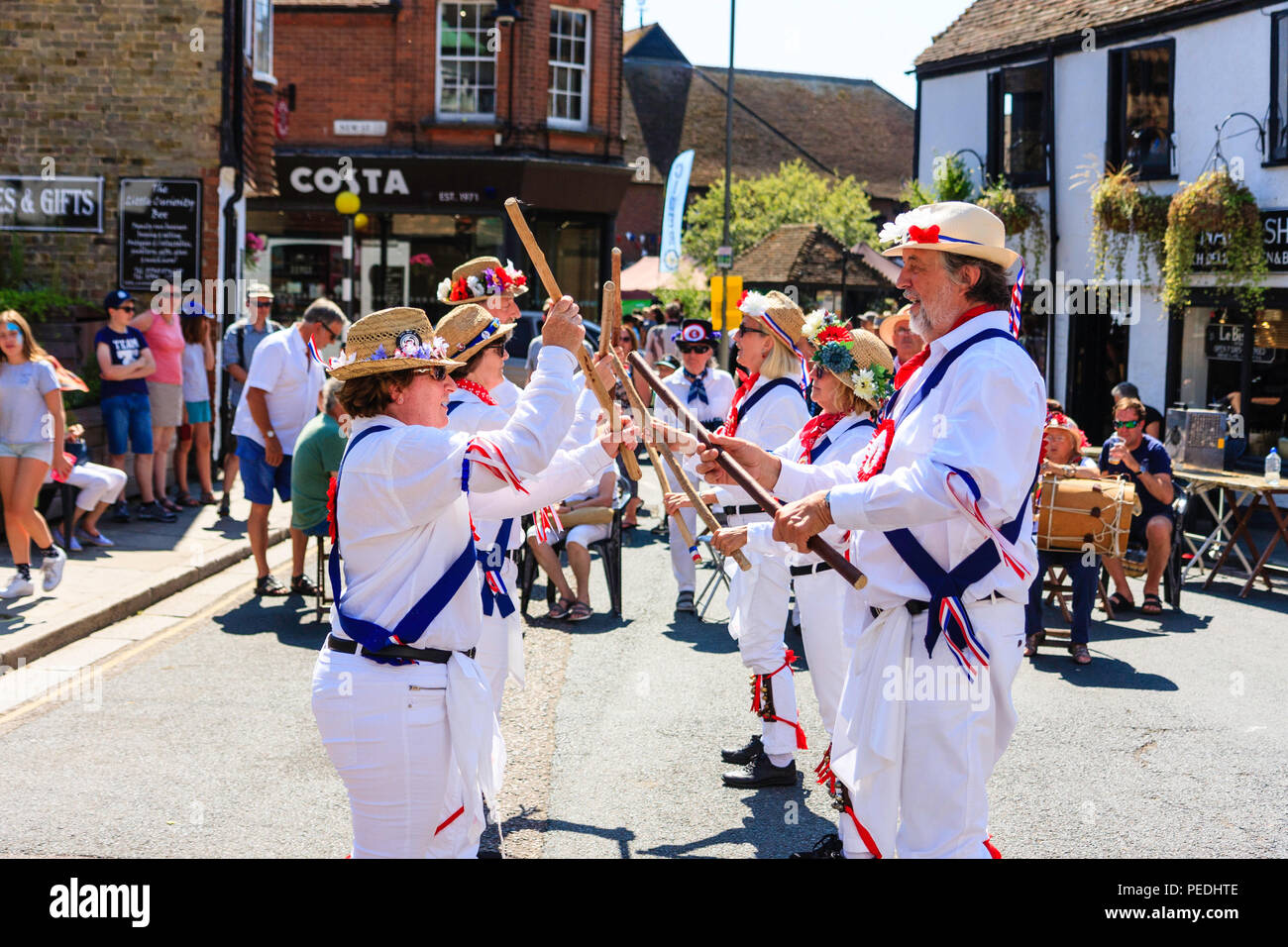 Danse folklorique traditionnel anglais de l'Est côté Kent Morris en dansant dans la rue sur une chaude journée d'été au cours de la Folk Festival Ale et Sandwich Banque D'Images