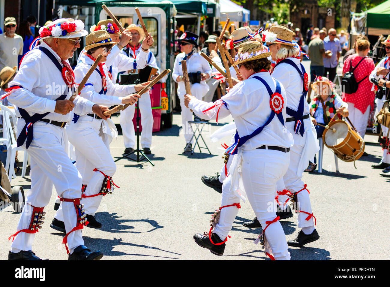 Danse folklorique traditionnel anglais de l'Est côté Kent Morris en dansant dans la rue sur une chaude journée d'été au cours de la Folk Festival Ale et Sandwich Banque D'Images