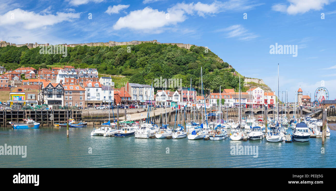 Port de plaisance de Scarborough et dans la baie du sud yorkshire uk SCARBOROUGH Scarborough North Yorkshire england uk go europe Banque D'Images