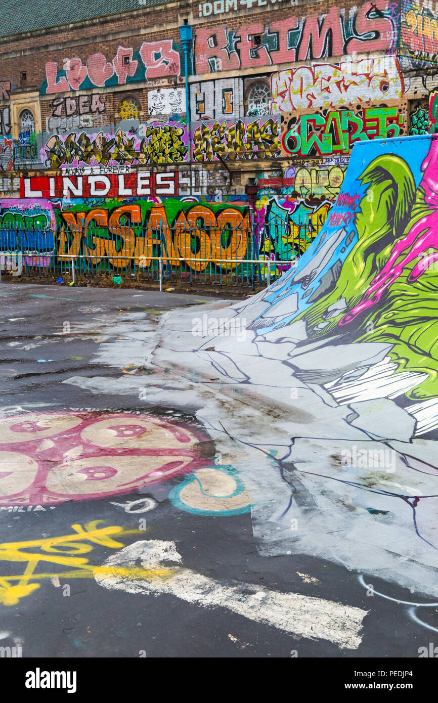 Skate park couvert dans le street art à Dean Lane, Bedminster, Bristol sur un jour de pluie en août Banque D'Images