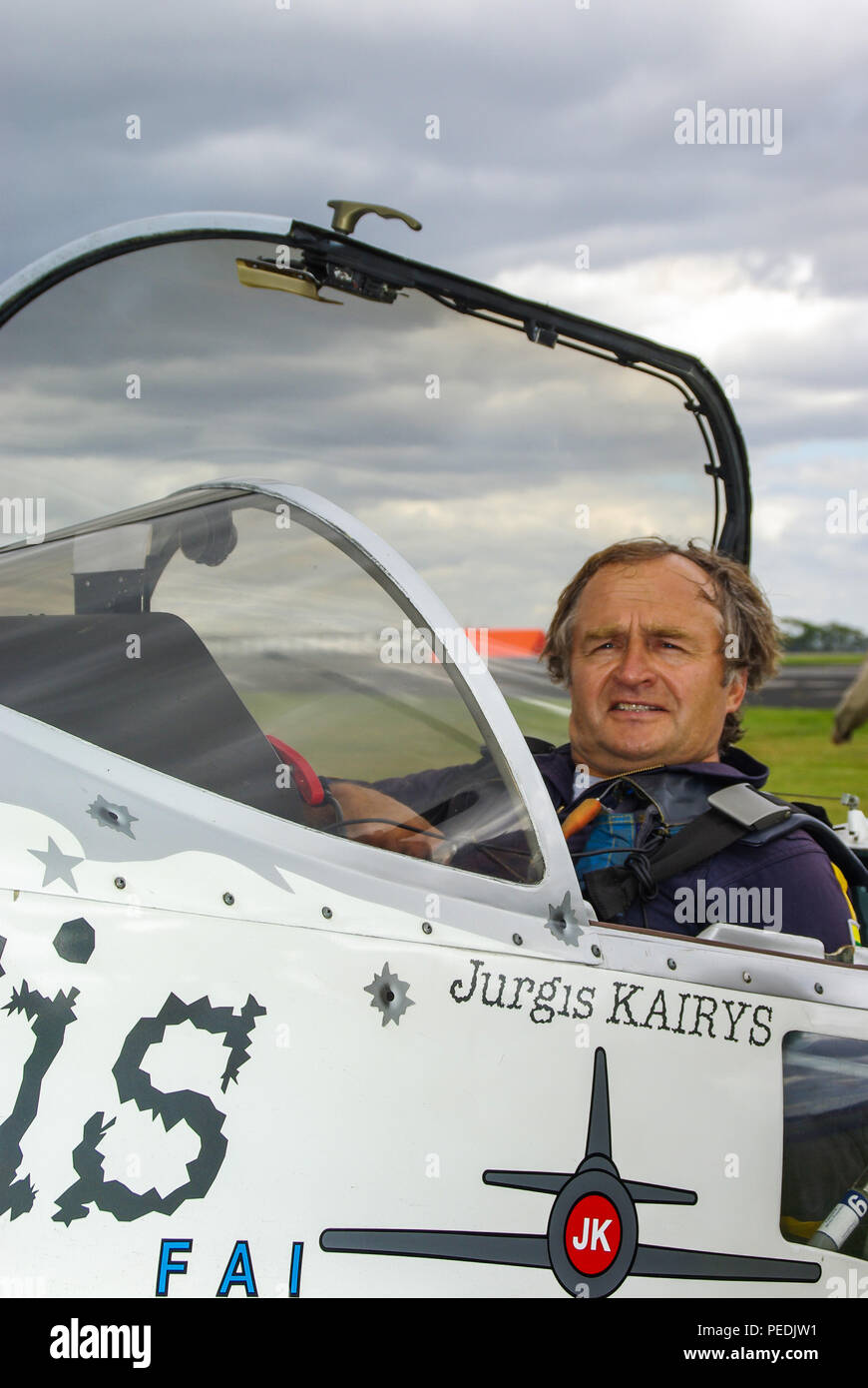 Jurgis Kairys, pilote de voltige et ingénieur aéronautique lituanien. A remporté de nombreux prix en acrobatie mondiale. Dans le cockpit de l'avion Banque D'Images