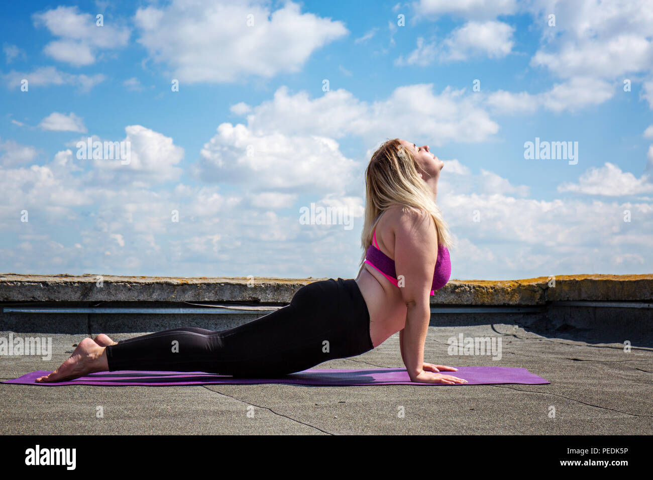 Young woman doing yoga, Bhujangasana Banque D'Images