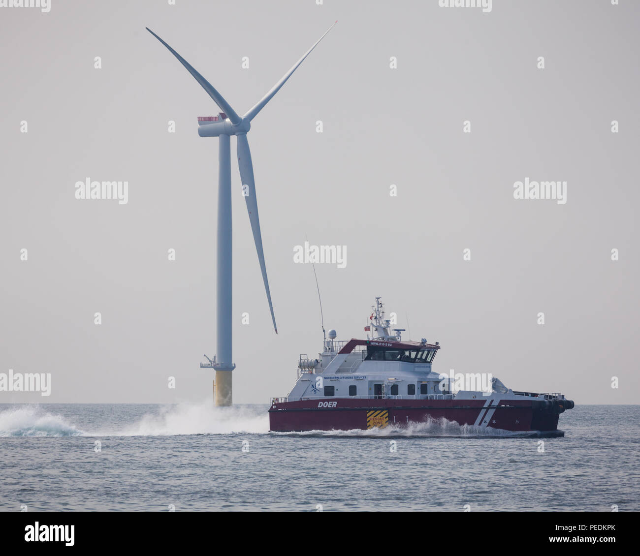 L'équipage du navire de transfert (CTV) 'Drel' sur la race Bank éoliennes en mer dans le sud de la mer du Nord Banque D'Images L'équipage du navire de transfert (CTV) 'Drel' sur la race Bank éoliennes en mer dans le sud de la mer du Nord Banque D'Images