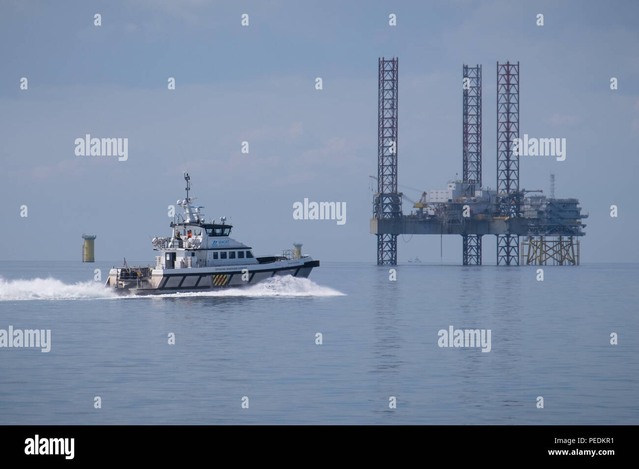 À titre bénévole Seacat Amsterdam Atlantique, vu dans la distance à l'aide du cric à côté de la sous-station offshore (OSS) Z01 sur la race Bank parcs offshore, UK Banque D'Images À titre bénévole Seacat Amsterdam Atlantique, vu dans la distance à l'aide du cric à côté de la sous-station offshore (OSS) Z01 sur la race Bank parcs offshore, UK Banque D'Images