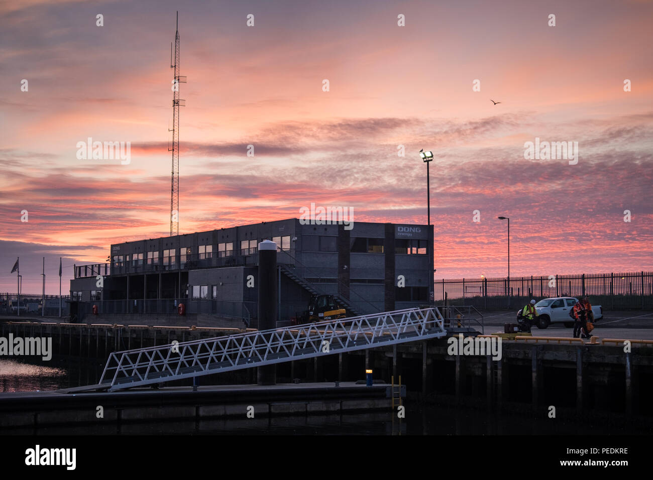 La course de DONG Energy éolien offshore Banque de base à la construction de quais de poissons à Grimsby, Royaume-Uni Banque D'Images