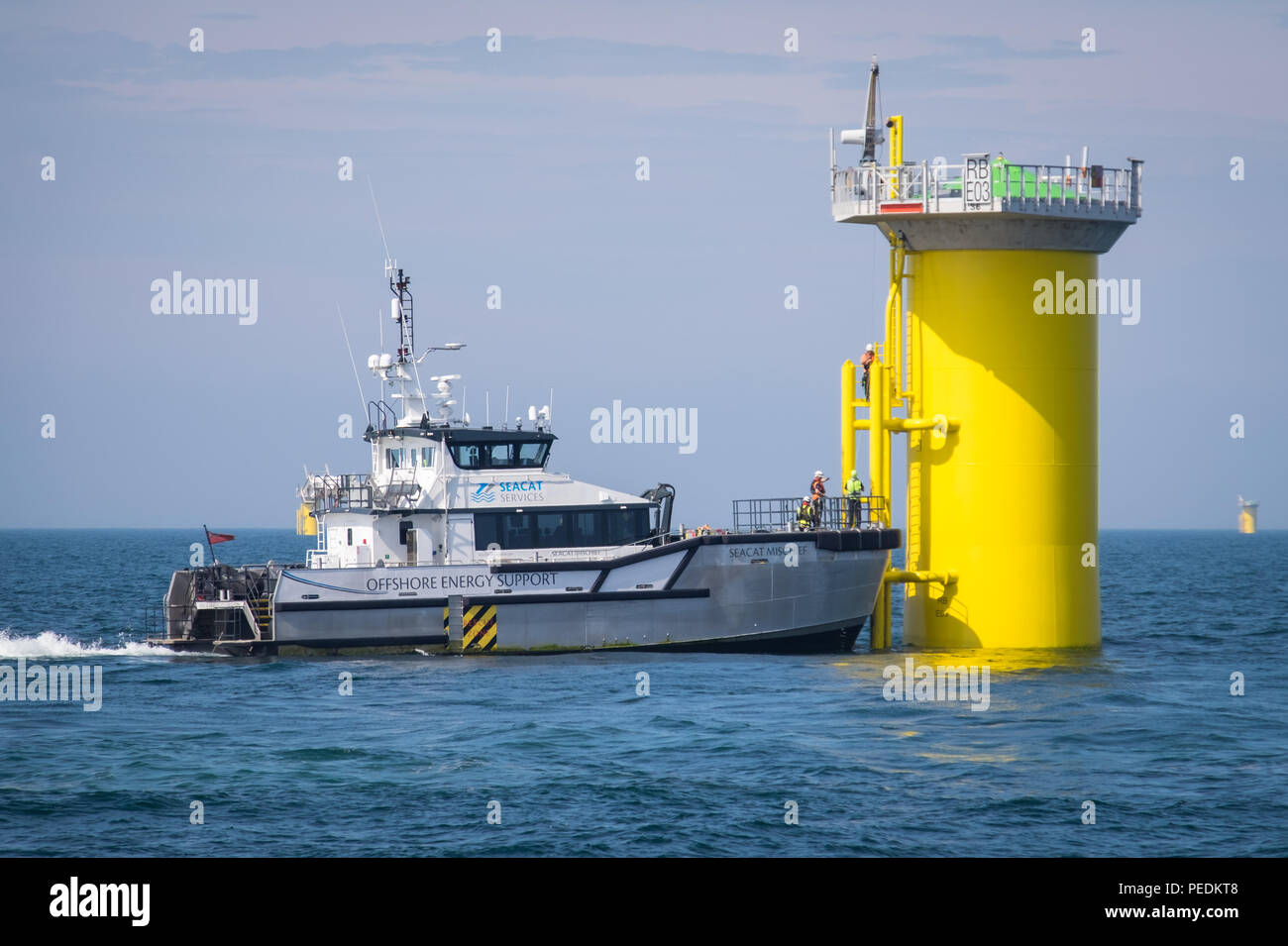 Seacat Mischief transférant les travailleurs sur pièce de transition E03 sur l'éolien offshore Banque de course dans le sud de la mer du Nord, Royaume-Uni Banque D'Images