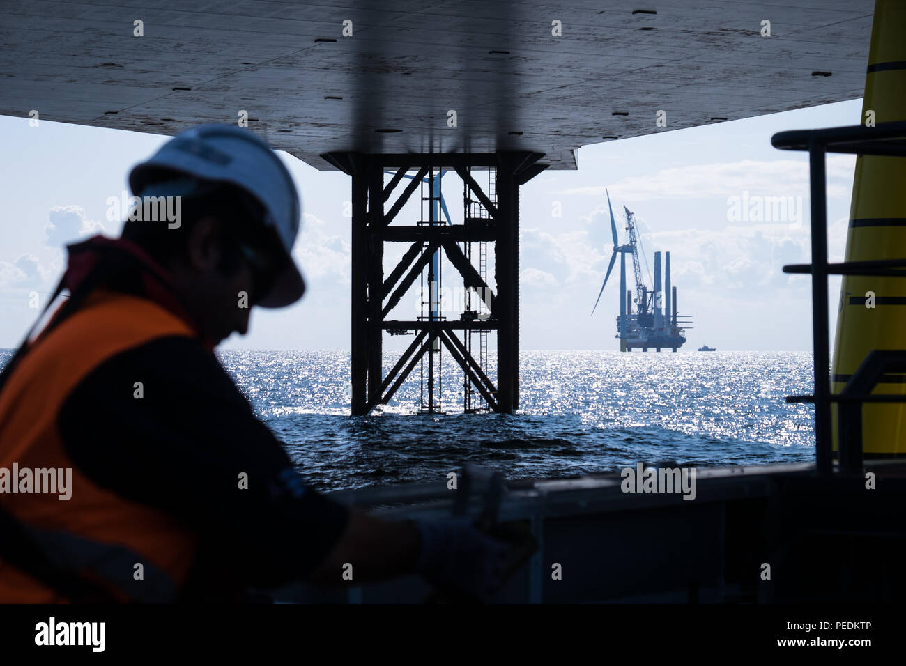 Les chantiers de construction en mer, bateau à l'aide d'un cric d'installation, l'installation d'éoliennes sur la race Bank parc éolien offshore au cours de la construction en 2017 Banque D'Images