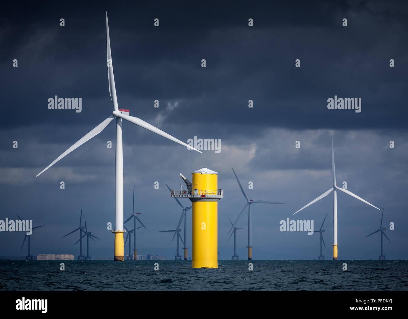 Nuages de tempête de fournir une toile de fond pour le Siemens éoliennes du parc éolien offshore Walney Banque D'Images
