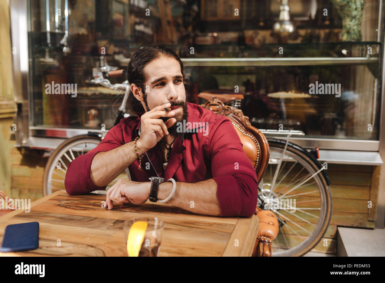 Nice bel homme fumant un cigare Banque D'Images