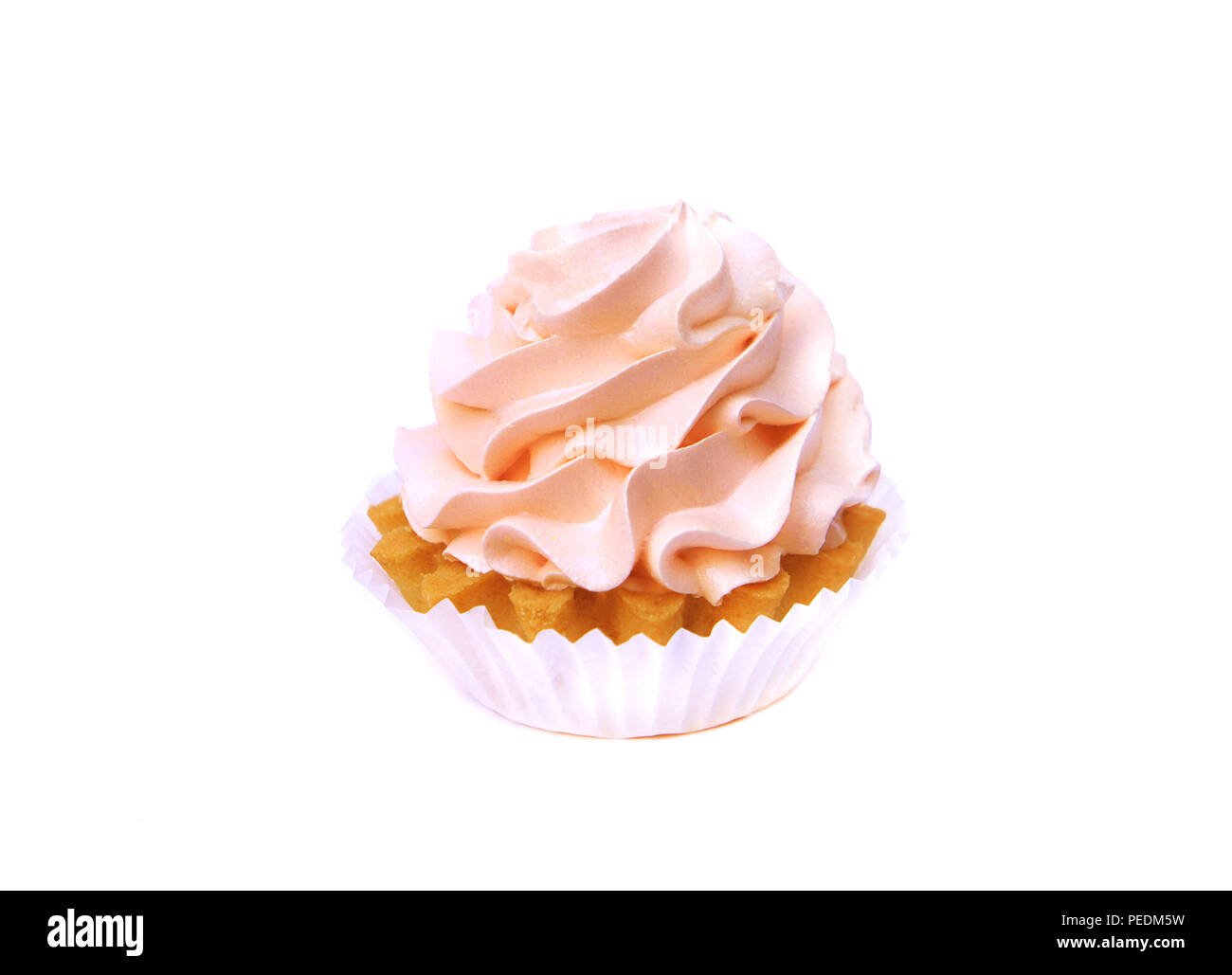 Gâteau rose crème isolé avec .Delicious birthday cupcake sur fond blanc Banque D'Images