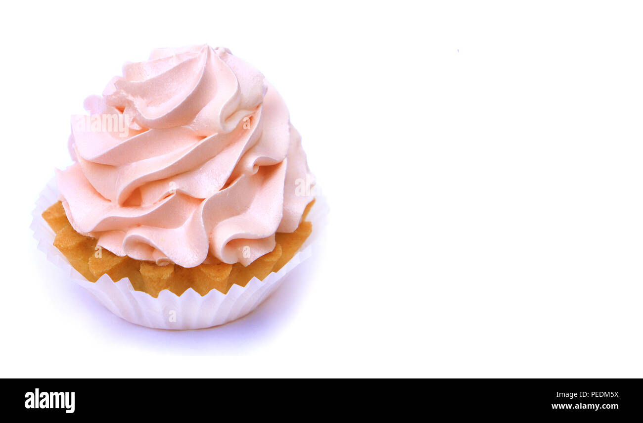 Gâteau rose crème avec isolés. Delicious birthday cupcake sur fond blanc Banque D'Images