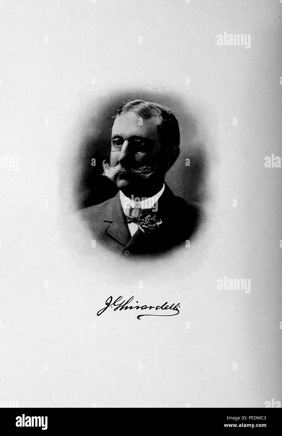 Portrait noir et blanc photographie de Joseph Nicolas Ghirardelli, éminent homme d'affaires de San Francisco et fils de Domenico Ghirardelli (le fondateur de la compagnie de biscuits au chocolat) illustré en trois-quart Vue de profil, avec un guidon moustache blanche, pince-nez, des lunettes, un costume sombre et une cravate avec une fleur à la boutonnière, et un air sérieux sur son visage, du volume "Histoire de l'État de Californie et l'enregistrement d'Oakland biographiques et des environs, ' écrit par JM (James Miller), Guinn et publié à Los Angeles par le registre historique du Co, 1907. Avec la permission de Internet Archive. () Banque D'Images