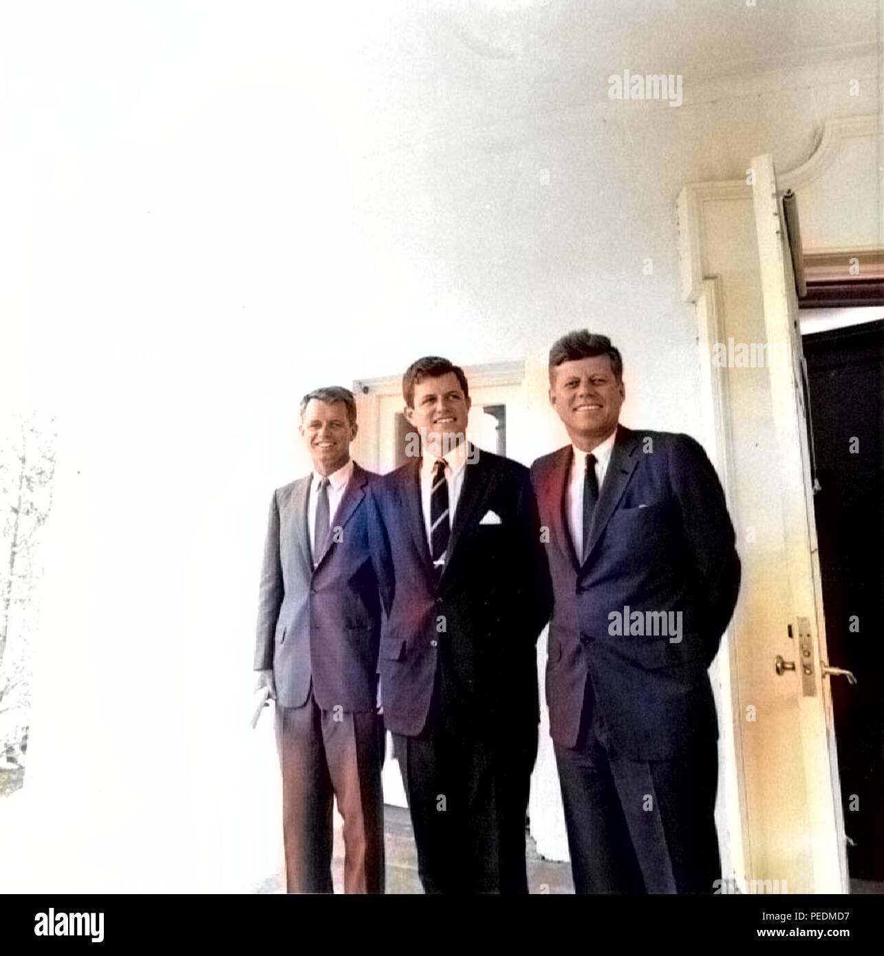 Le président des États-Unis John F. Kennedy se distingue avec ses frères Robert Kennedy et Ted Kennedy à la Maison Blanche à Washington, DC, le 28 août 1963. Remarque : l'image a été colorisée numériquement à l'aide d'un processus moderne. Les couleurs peuvent ne pas être exacts à l'autre. () Banque D'Images