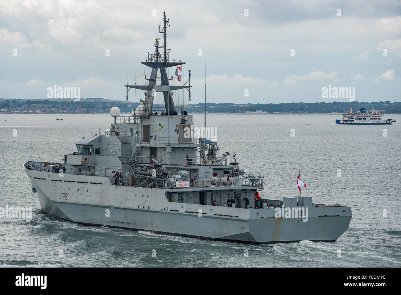 La British Royal Navy River Class (lot 1) le VPO, HMS Tyne, est retourné en service actif à Portsmouth, Royaume-uni le 14/8/18 après une courte période en réserve. Banque D'Images