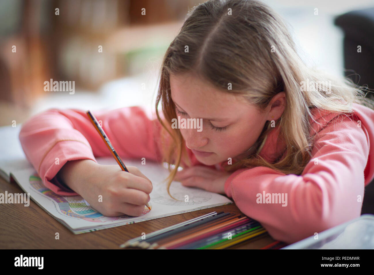 Jeune fille à colorier coloriage de livre Banque D'Images