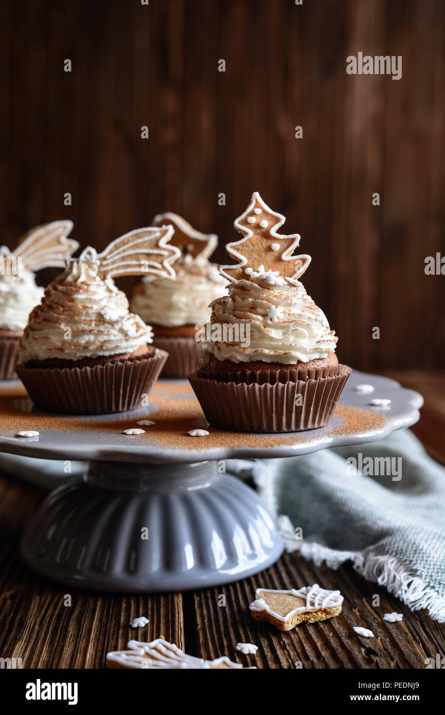 D'épices maison décorée avec des petits gâteaux et biscuits de Noël à la cannelle et saupoudre de flocon Banque D'Images