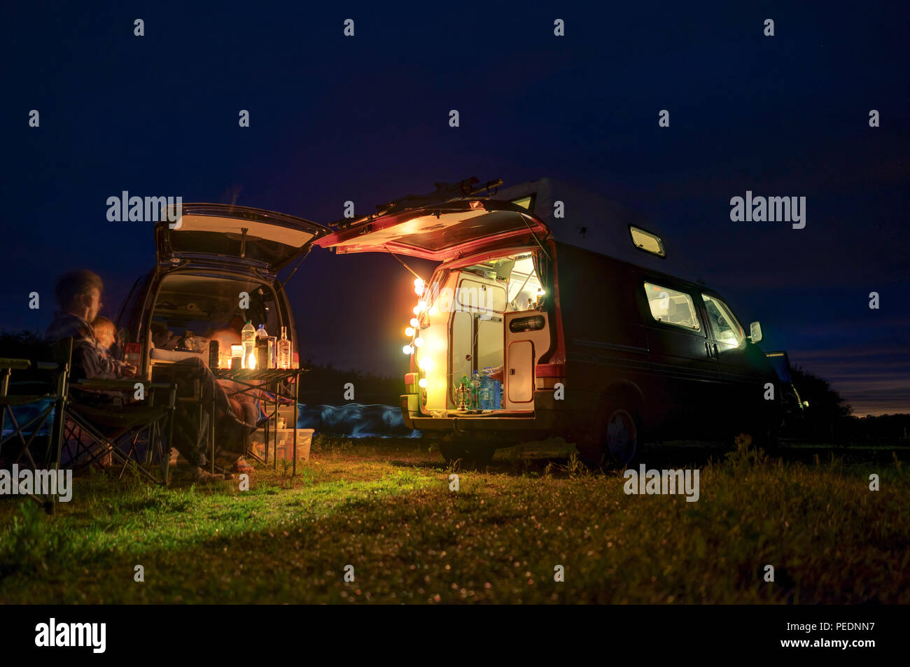 Lituanie - Août 2018 : VW Transporter T4 avec VW Caddy sur un petit lac en Lituanie pendant la nuit pour le dîner. La Volkswagen Transporter Banque D'Images