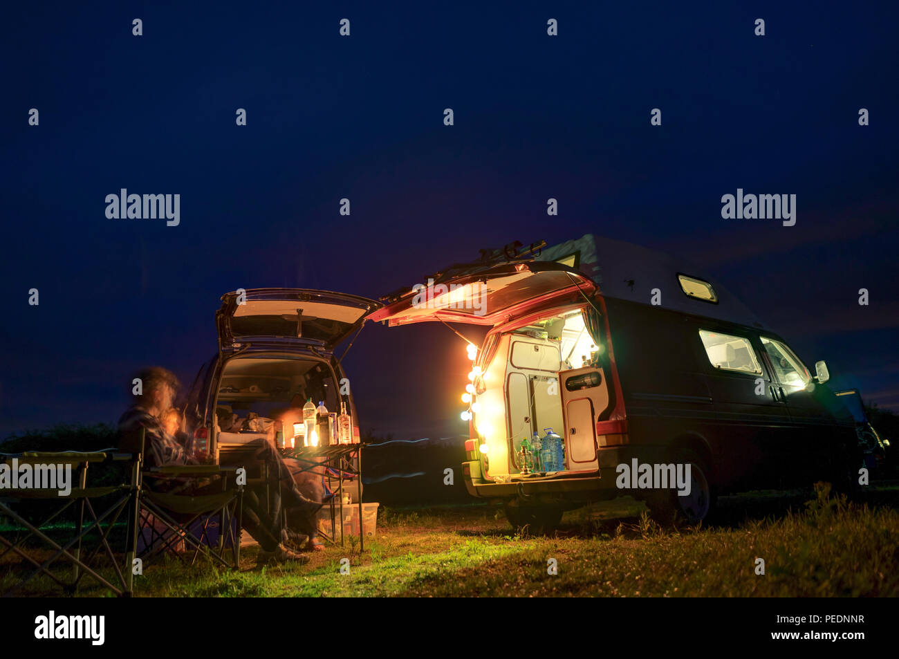 Lituanie - Août 2018 : VW Transporter T4 avec VW Caddy sur un petit lac en Lituanie pendant la nuit pour le dîner. La Volkswagen Transporter Banque D'Images