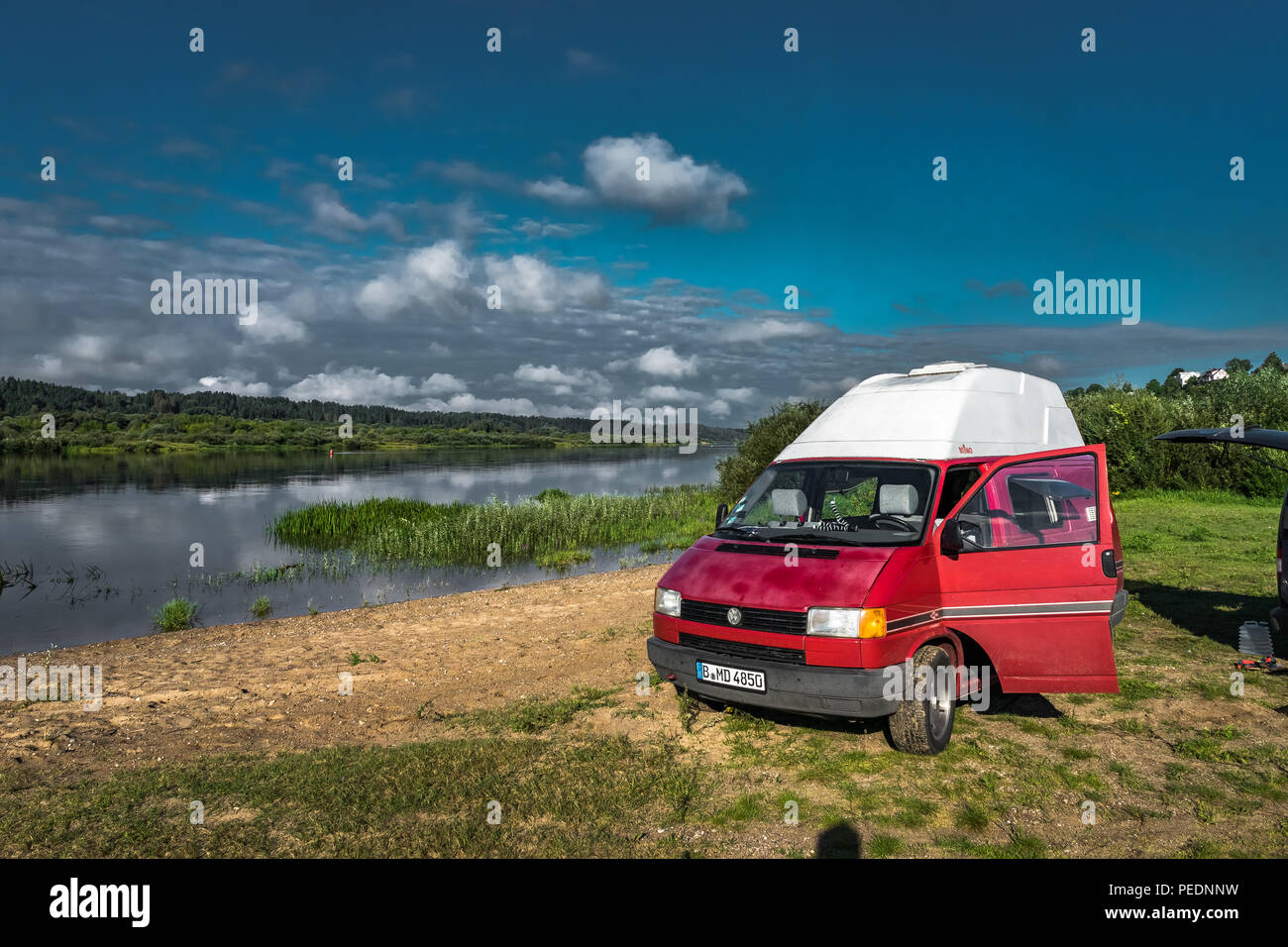 Lituanie - Août 2018 : VW Transporter T4 sur un petit lac en Lituanie en vue de ciel bleu et quelques nuages. La Volkswagen Transporter (T4) est Banque D'Images