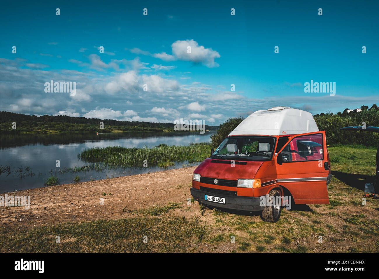 Lituanie - Août 2018 : VW Transporter T4 sur un petit lac en Lituanie en vue de ciel bleu et quelques nuages. La Volkswagen Transporter (T4) est Banque D'Images