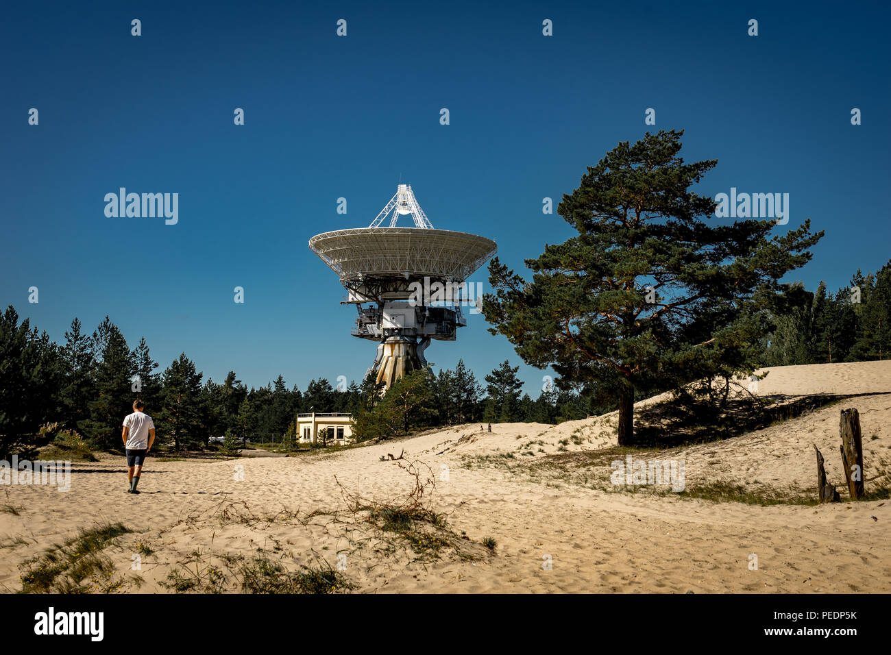 Un grand radiotélescope soviétique abandonné près de ville militaire Irbene en Lettonie. Ancien super-secret de l'armée soviétique d'espionnage de l'espace objet.Maintenant plus grande radio téléphone Banque D'Images