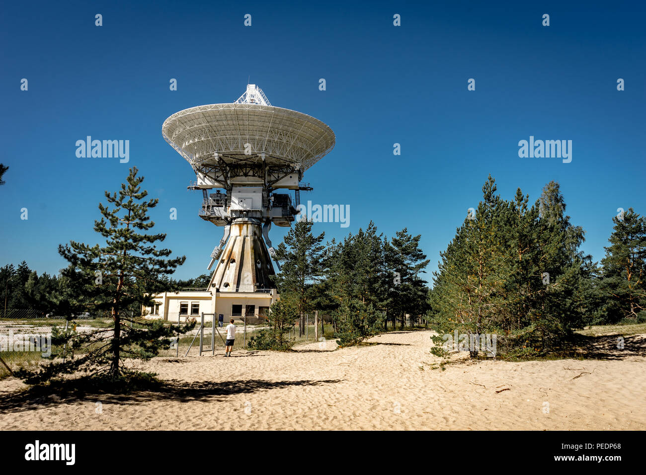 Un grand radiotélescope soviétique abandonné près de ville militaire Irbene en Lettonie. Ancien super-secret de l'armée soviétique d'espionnage de l'espace objet.Maintenant plus grande radio téléphone Banque D'Images