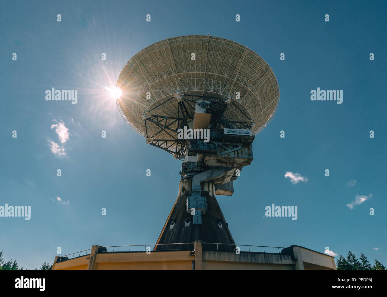 Un grand radiotélescope soviétique abandonné près de ville militaire Irbene en Lettonie. Ancien super-secret de l'armée soviétique d'espionnage de l'espace objet.Maintenant plus grande radio téléphone Banque D'Images