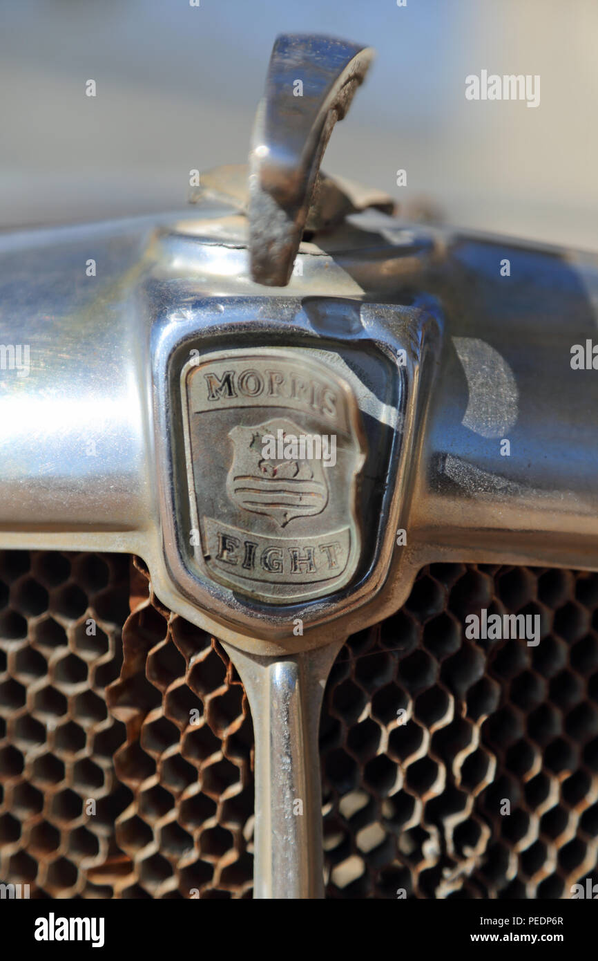 Close-up du radiateur d'un insigne sur une friche, rouillé, 1935 Morris huit Tourer at solitaire, la Namibie. Banque D'Images