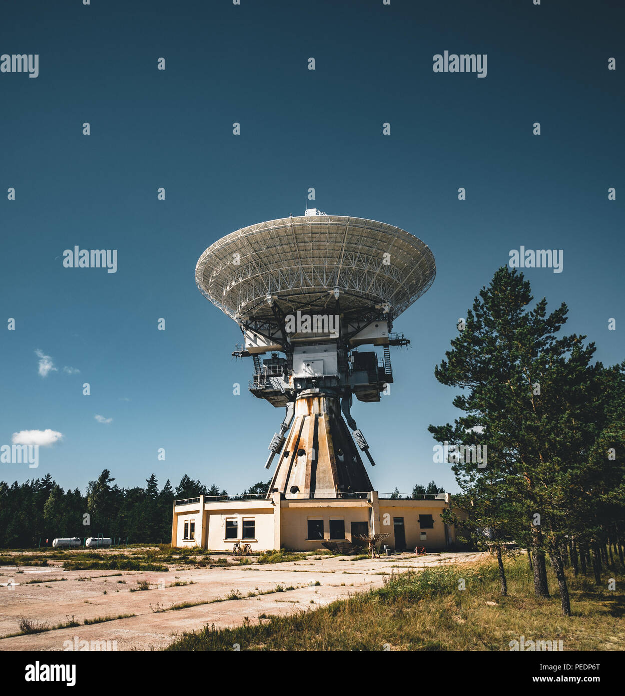 Un grand radiotélescope soviétique abandonné près de ville militaire Irbene en Lettonie. Ancien super-secret de l'armée soviétique d'espionnage de l'espace objet.Maintenant plus grande radio téléphone Banque D'Images