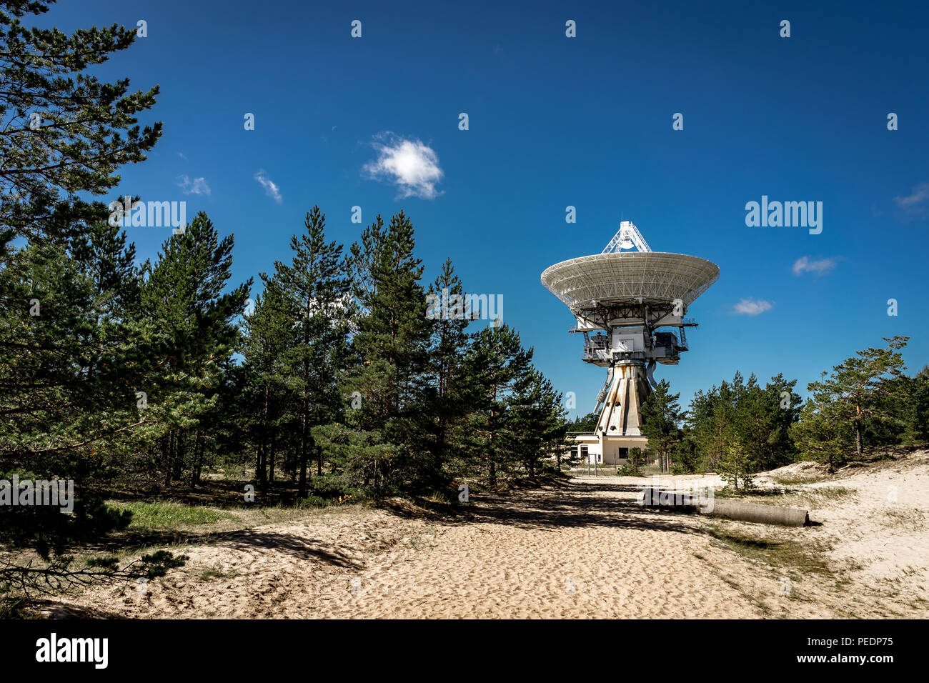 Un grand radiotélescope soviétique abandonné près de ville militaire Irbene en Lettonie. Ancien super-secret de l'armée soviétique d'espionnage de l'espace objet.Maintenant plus grande radio téléphone Banque D'Images