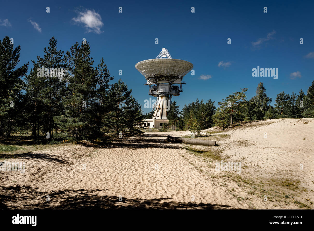 Un grand radiotélescope soviétique abandonné près de ville militaire Irbene en Lettonie. Ancien super-secret de l'armée soviétique d'espionnage de l'espace objet.Maintenant plus grande radio téléphone Banque D'Images
