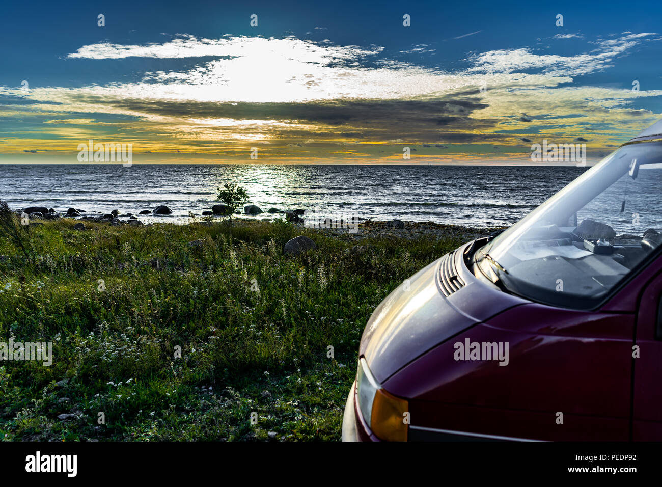Estonie - Août 2018 : VW Transporter T4 sur mer baltique avec coucher du soleil en arrière-plan et ciel bleu avec des nuages. La Volkswagen Transporter (T4) est un van pr Banque D'Images