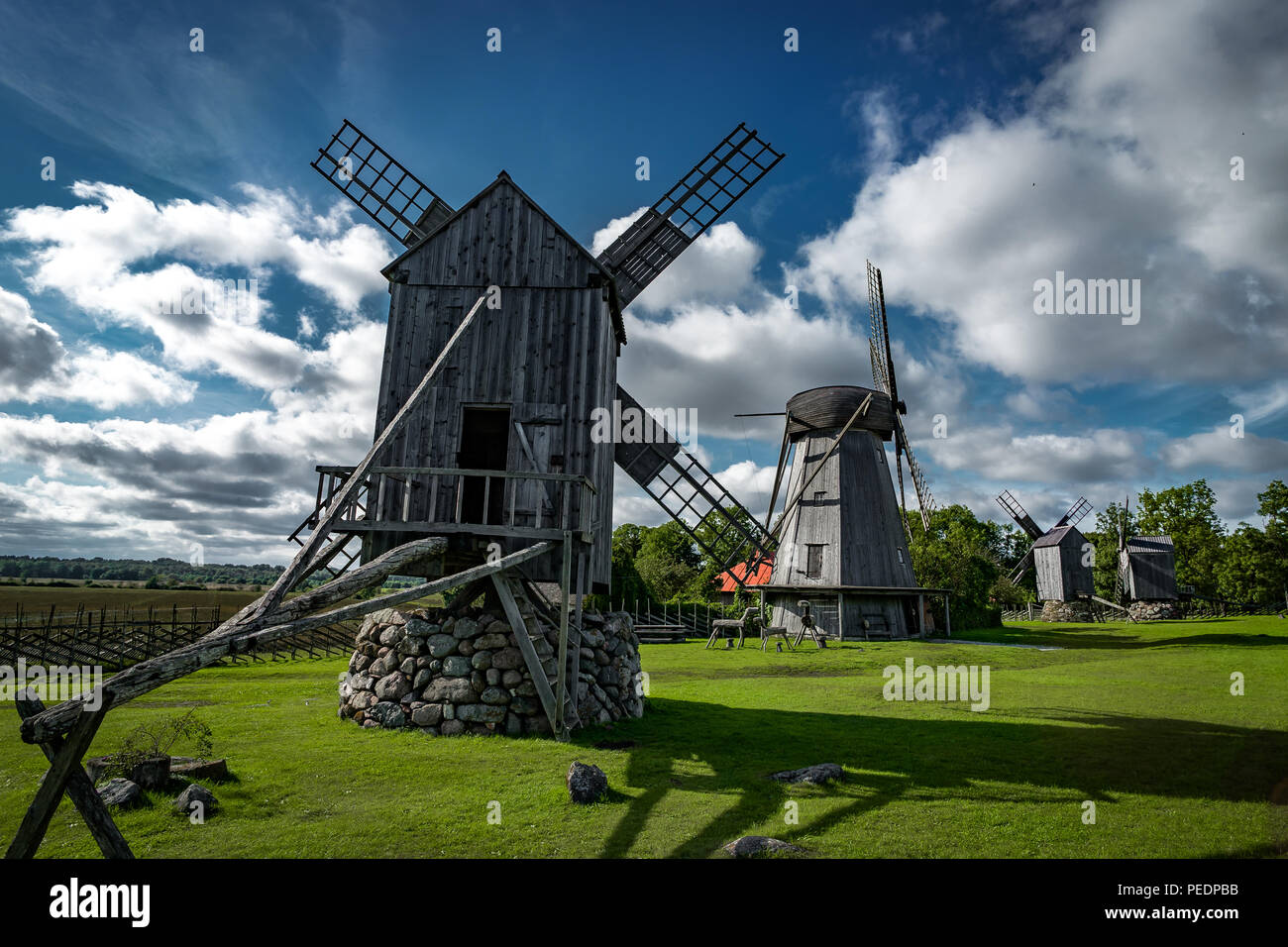 Vue d'ensemble de vieux moulins à Windmill Hill Angla sur une journée ensoleillée avec ciel bleu et nuages à Saaremaa. Photo prise en Estonie Banque D'Images