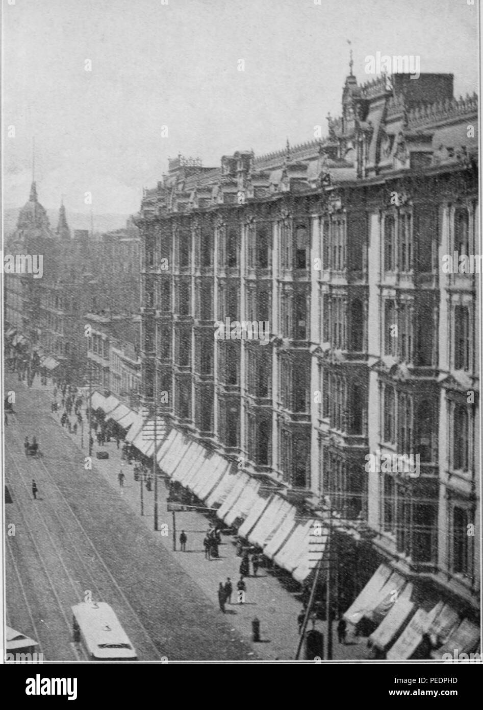 Photographie noir et blanc, tourné à partir d'un angle élevé, montrant une vue de la rue du marché avant la destruction causée par le tremblement de terre de San Francisco de 1906 et les incendies, 1906. Avec la permission de Internet Archive. () Banque D'Images