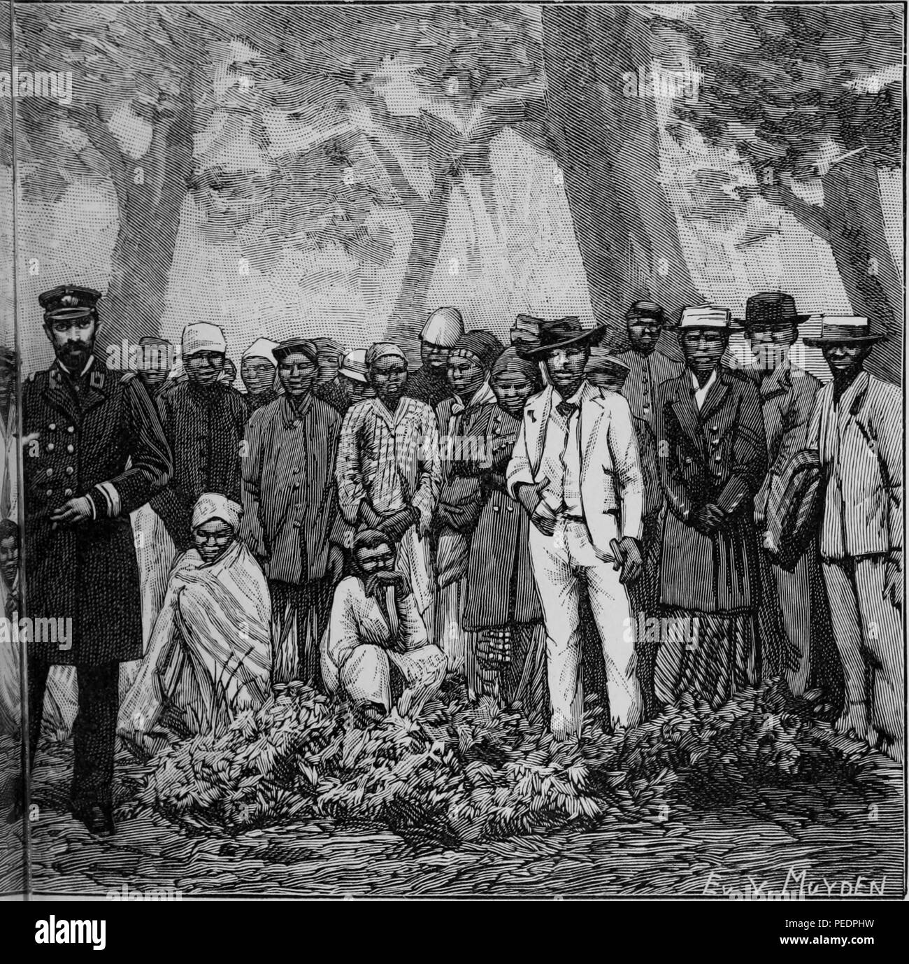 Moitié droite d'un grand noir et blanc illustrant les membres d'une expédition en voyage au Cap de Bonne Espérance, une péninsule sur la côte atlantique de l'Afrique du Sud, avec un capitaine européen au premier plan, et un grand groupe de l'Afrique à la fois les hommes et les femmes debout dans une ligne derrière lui, avec plusieurs plus d'Africains assis au plan intermédiaire, à partir du volume 'De l'Angola une contre-costa, descripcao de uma viagem atravez continente africano n', une partie de l'infâme commerce Triangle, 1886. Avec la permission de Internet Archive. () Banque D'Images