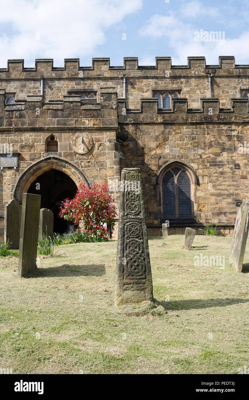 Anglo-saxon 10th Century High Cross, église de Bakewell, Derbyshire Angleterre Royaume-Uni, monument classé ancien grade I Banque D'Images