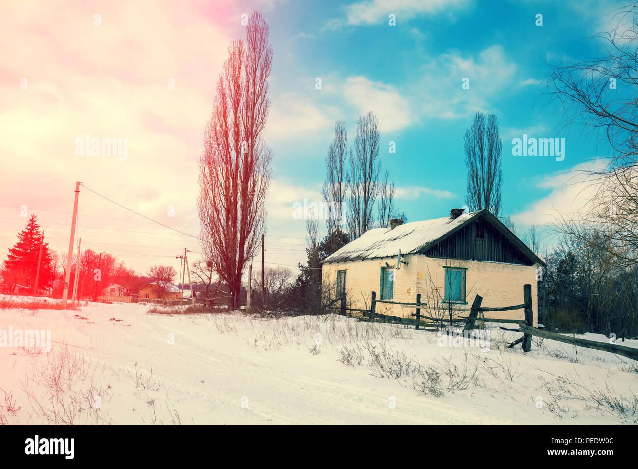 Paysage d'hiver en milieu rural. Vieux village avec maison abandonnée Banque D'Images