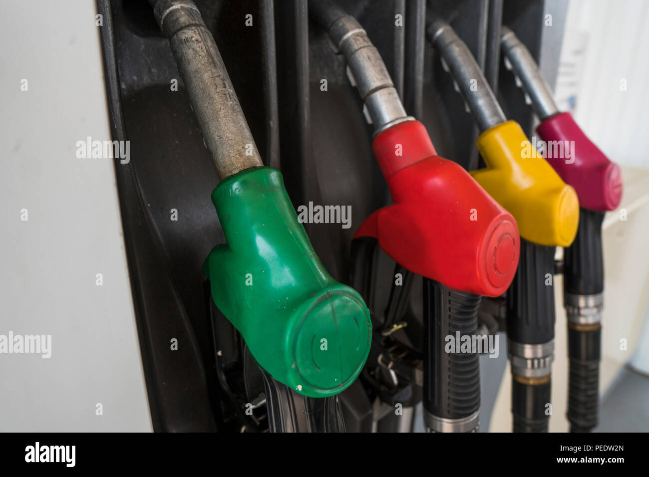 Close up sur du carburant sale buse en distributeur d'huile avec de  l'essence et diesel en service station d'essence. Pompe à essence Modèle de  remplissage des armes à feu vert rouge jaune