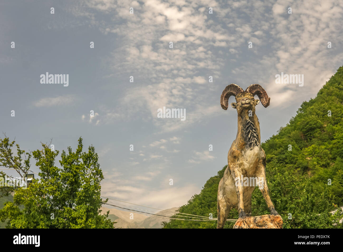 Statue de ram avec paysage de montagne l'arrière-plan. Banque D'Images