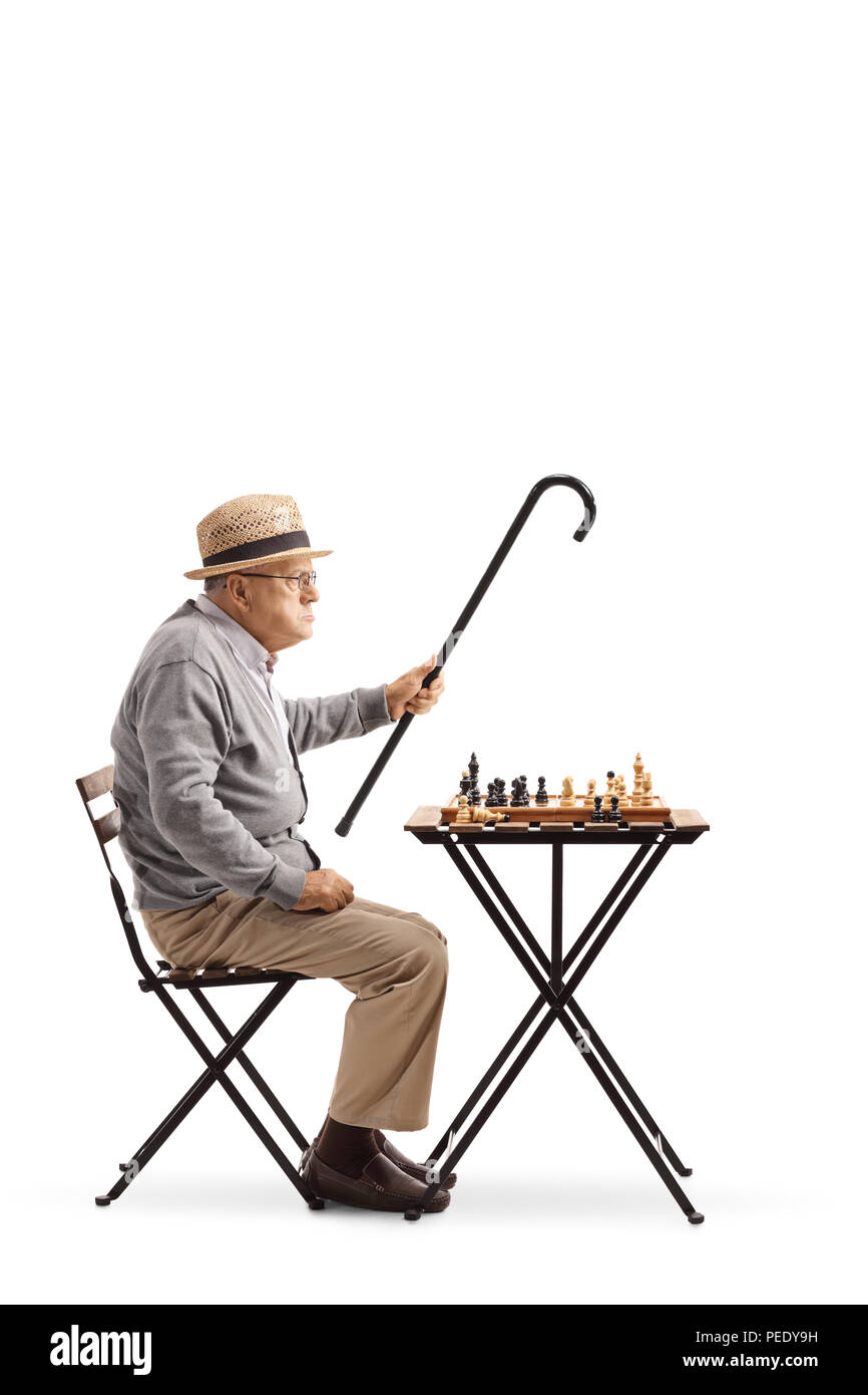 Hauts assis à une table jouant un jeu d'échecs et disputes isolé sur fond blanc Banque D'Images