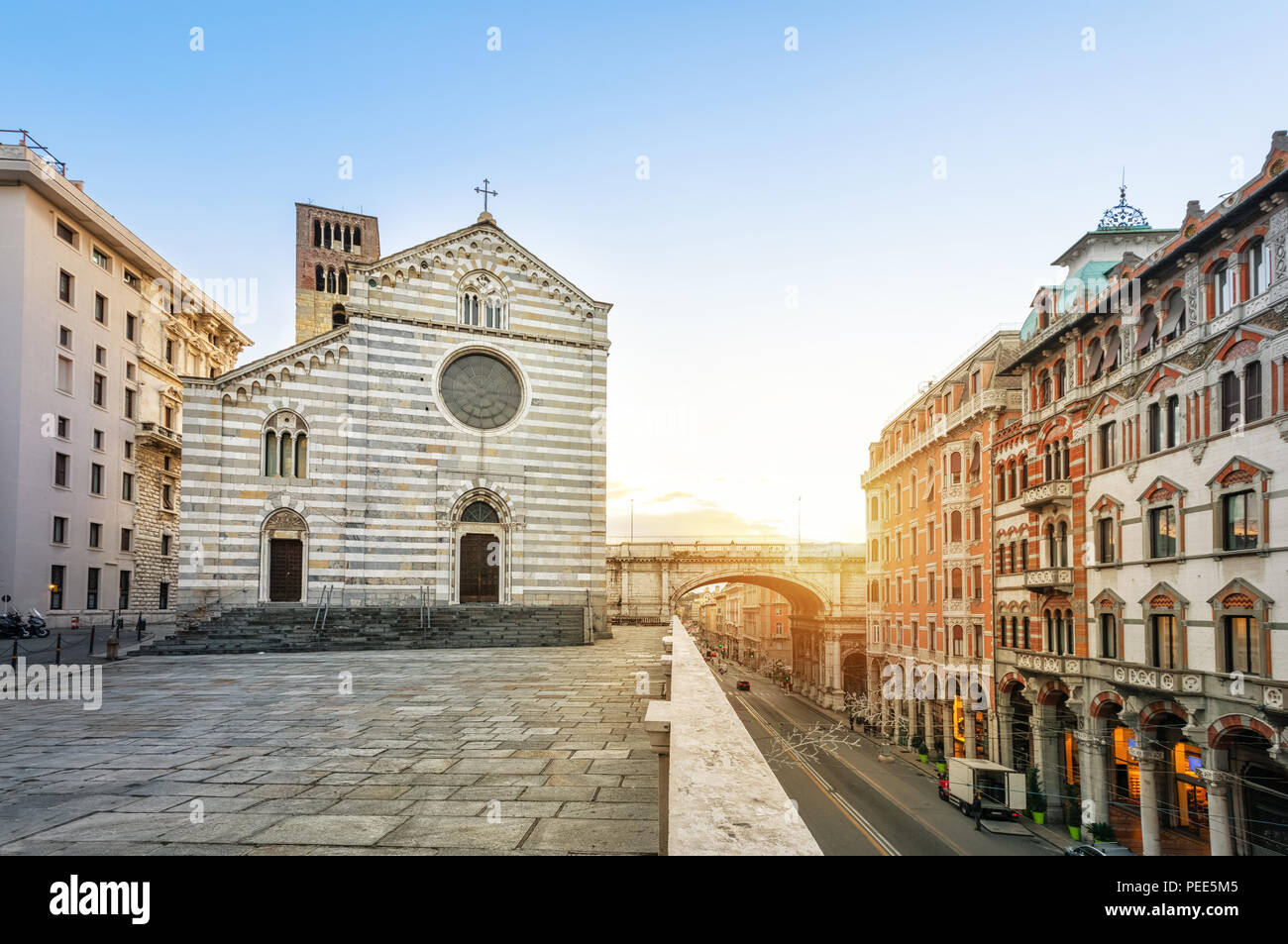 Gênes, Italie le lever du soleil. Abbazia di Santo Stefano (Saint Etienne) l'église datant du 10e siècle Banque D'Images