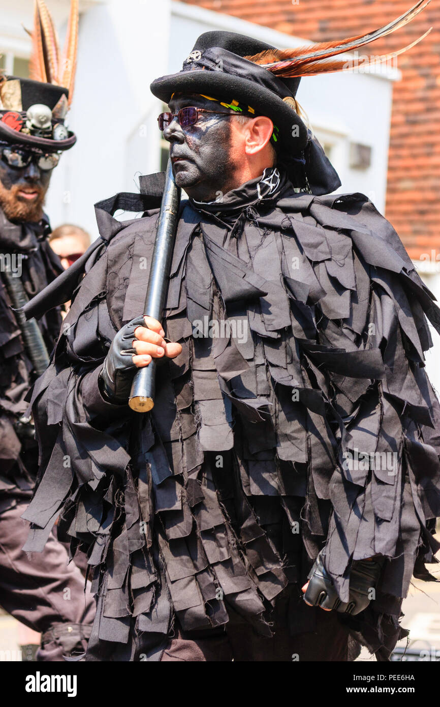 Danse folklorique traditionnel anglais, Wolfs chef Morris dance, côté en noir vestes tatter, danser dans la rue à la Folk Festival Ale et Sandwich. Banque D'Images