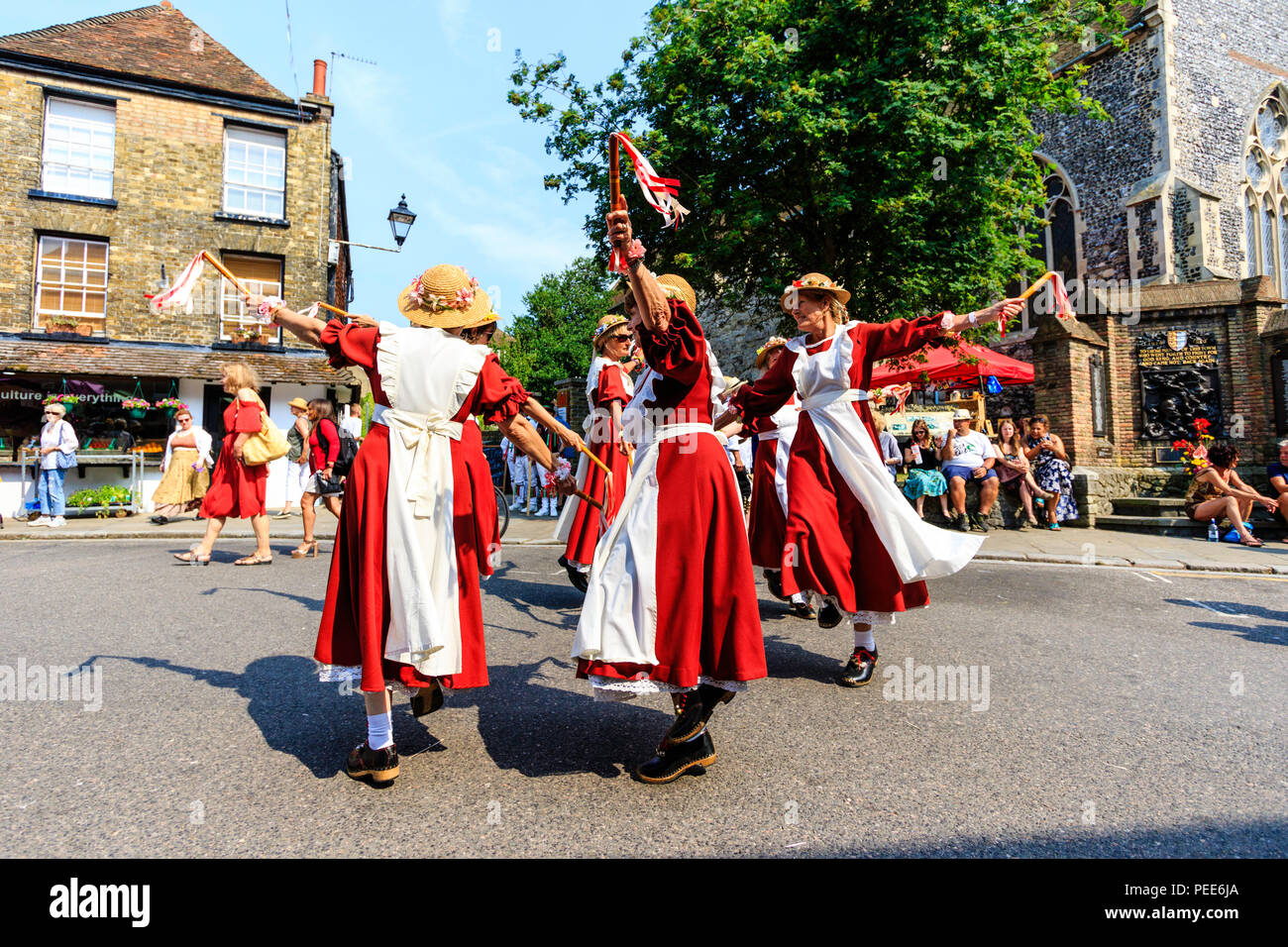 Danse folklorique traditionnel anglais, les femmes de l'augmentation des Alouettes équipe morris en dansant dans la rue, à la Folk Festival Ale et Sandwich Banque D'Images